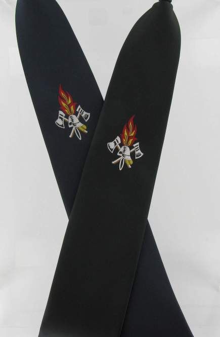 Krawatte mit festem Knoten Helm und Flamme