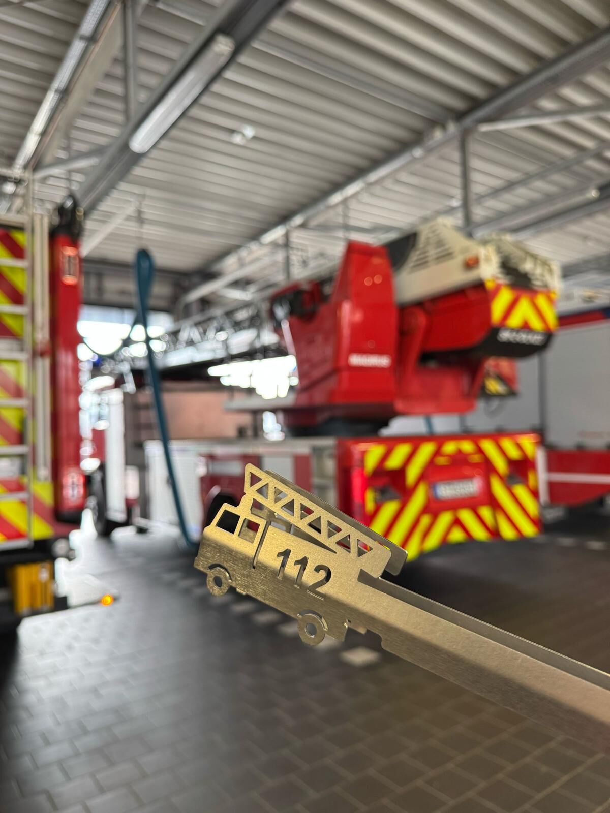 Grillzangen im Feuerwehrdesign